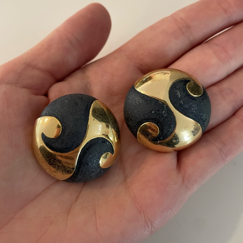 Orena signed Vintage round black and gold clip-on earrings, unique!